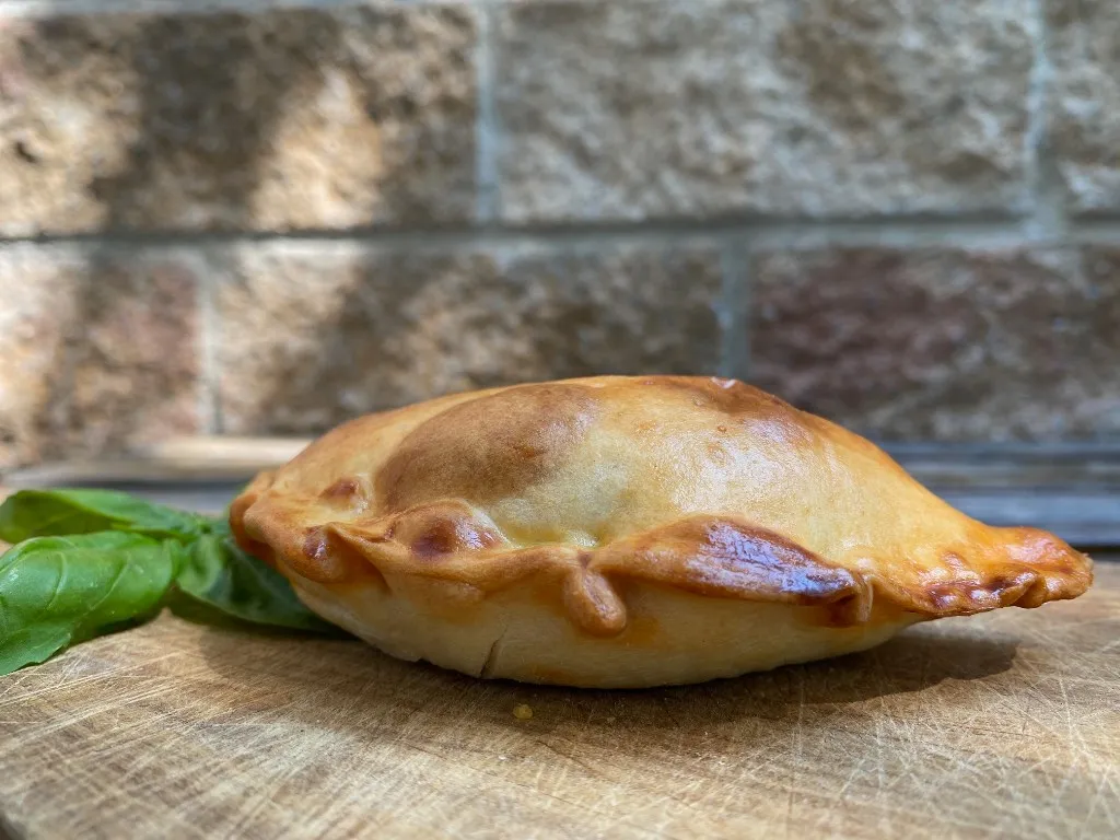Thunfisch-Empanada im Schnitt, mit Thunfisch, Paprika und Zwiebeln